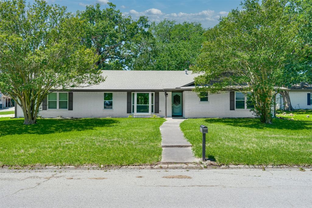 3011 Tanglewood Drive, Commerce, TX 75428