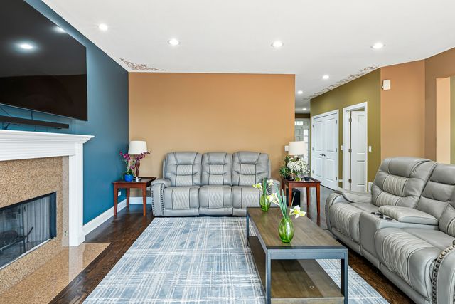 1769 Morse Avenue, Des Plaines, IL 60018