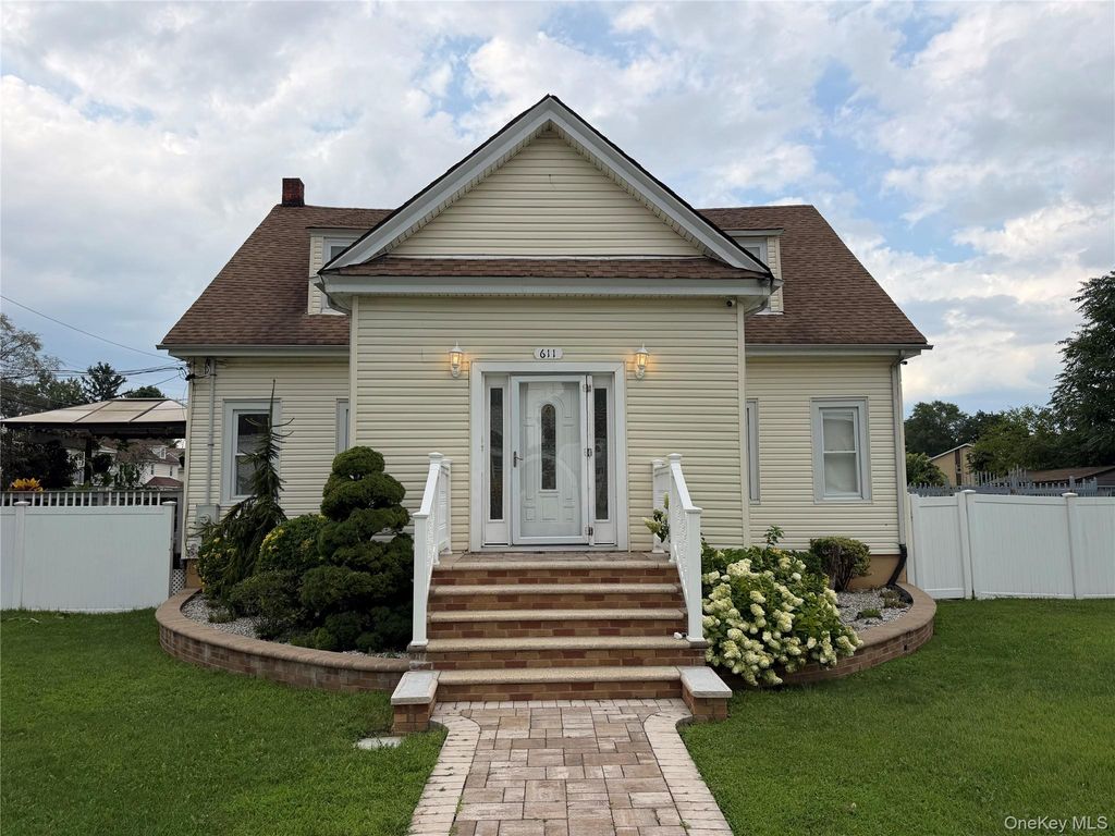 611 Park Avenue, Uniondale, NY 11553 — exterior