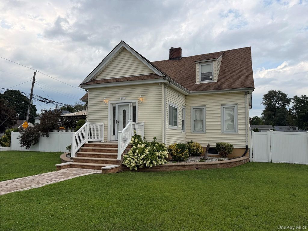 611 Park Avenue, Uniondale, NY 11553 — photo 2