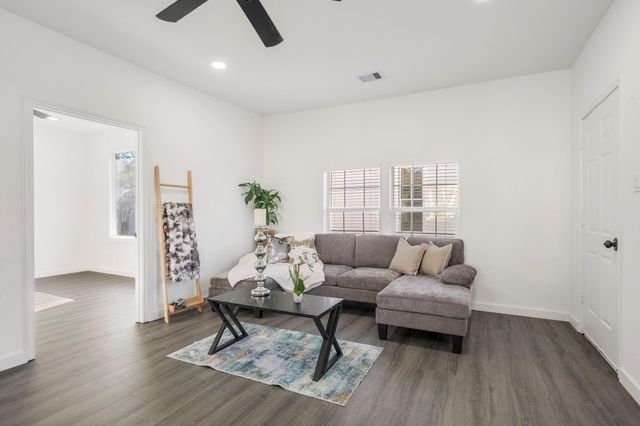 906 E Washington Avenue, Navasota, TX 77868