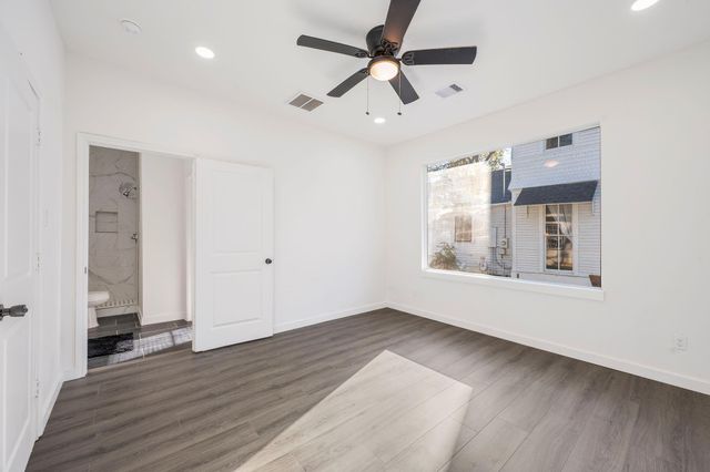 906 E Washington Avenue, Navasota, TX 77868