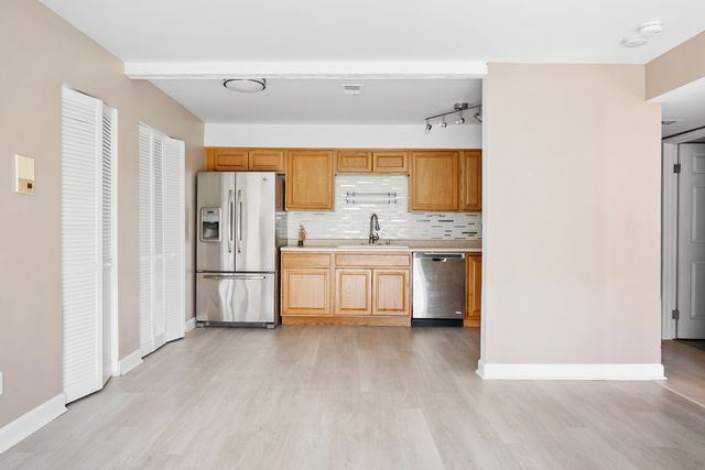 9418 Bay Colony Drive 1N, Des Plaines, IL 60016