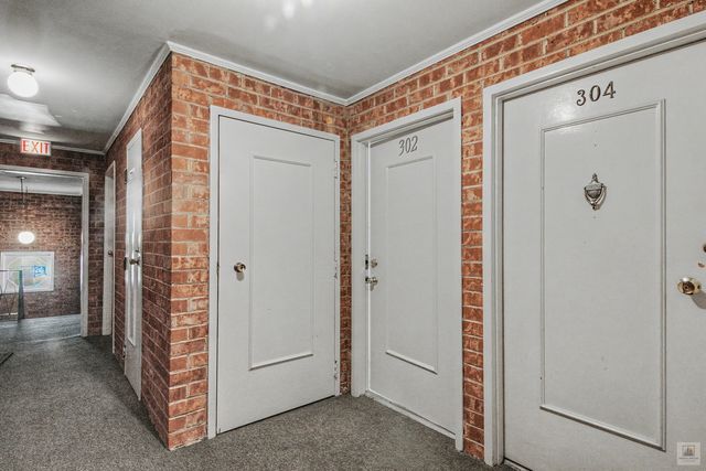 727 S Maple Avenue 302, Oak Park, IL 60304