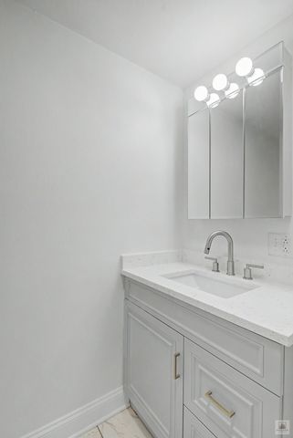 727 S Maple Avenue 302, Oak Park, IL 60304