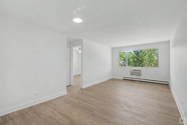 727 S Maple Avenue 302, Oak Park, IL 60304