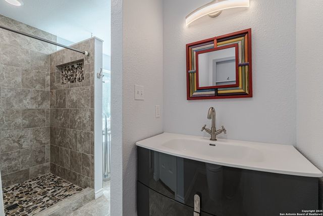 191 Campfire Circle, Fredericksburg, TX 78624