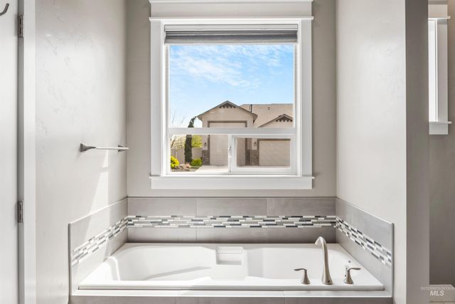 1360 N Bowknot Lake Way, Star, ID 83669