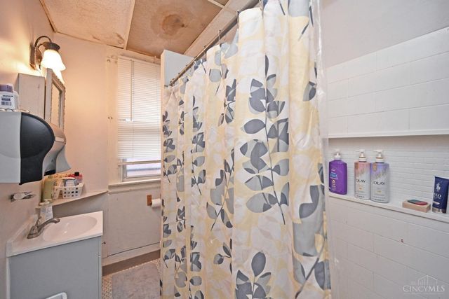 4247 W Eighth Street, Cincinnati, OH 45205