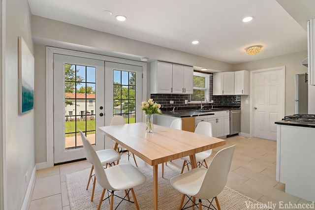 2208 Kensington Drive, Schaumburg, IL 60194