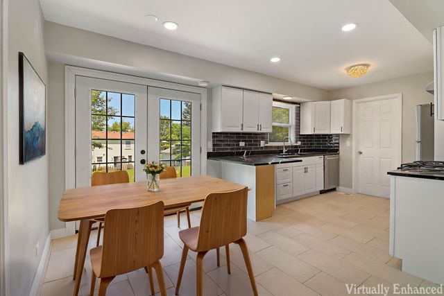2208 Kensington Drive, Schaumburg, IL 60194