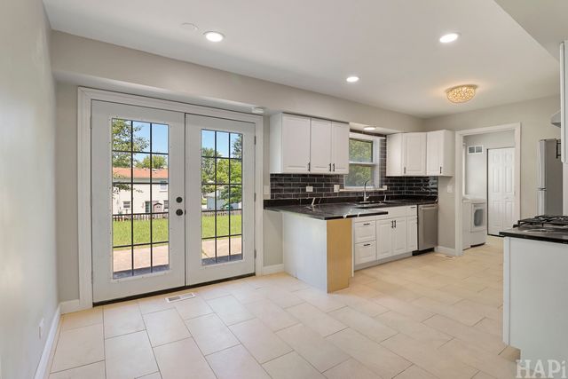 2208 Kensington Drive, Schaumburg, IL 60194