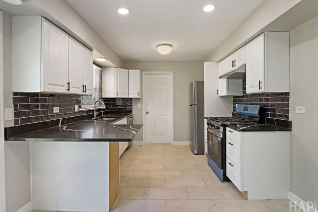 2208 Kensington Drive, Schaumburg, IL 60194
