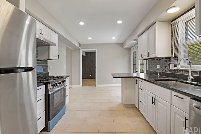 2208 Kensington Drive, Schaumburg, IL 60194