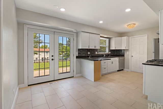 2208 Kensington Drive, Schaumburg, IL 60194