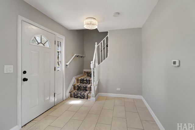 2208 Kensington Drive, Schaumburg, IL 60194