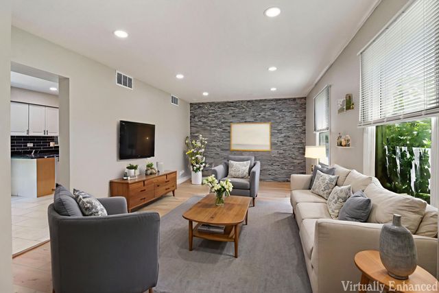 2208 Kensington Drive, Schaumburg, IL 60194