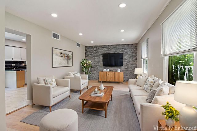 2208 Kensington Drive, Schaumburg, IL 60194