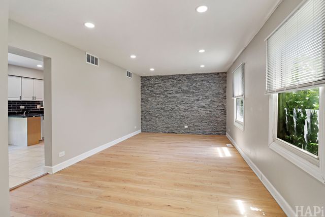2208 Kensington Drive, Schaumburg, IL 60194