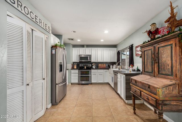 3002 W MERCER Lane, Phoenix, AZ 85029