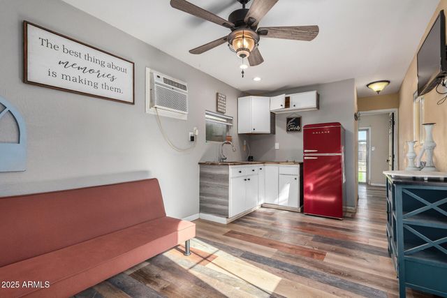 3002 W MERCER Lane, Phoenix, AZ 85029