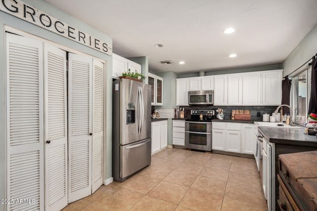 3002 W MERCER Lane, Phoenix, AZ 85029