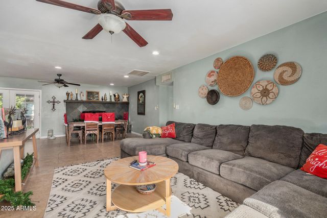 3002 W MERCER Lane, Phoenix, AZ 85029