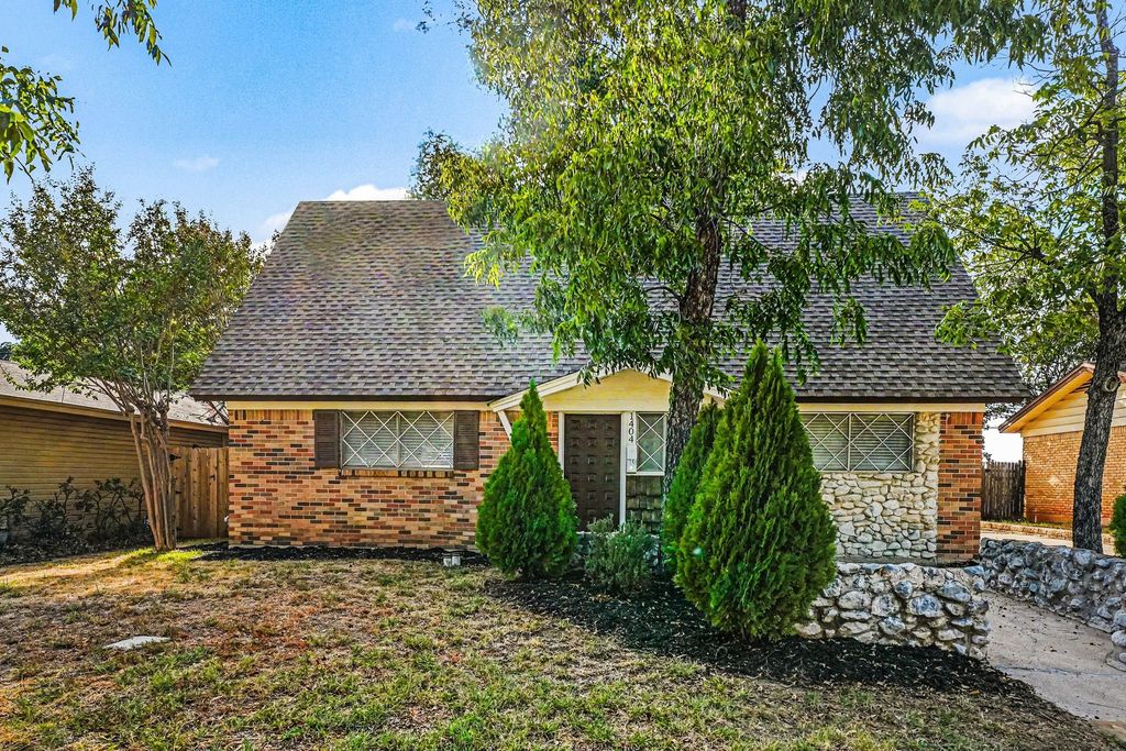 1404 Tatum Drive, Arlington, TX 76012 — exterior