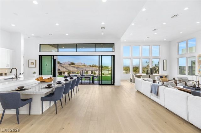 10964 Rossa Peak Avenue, Las Vegas, NV 89135