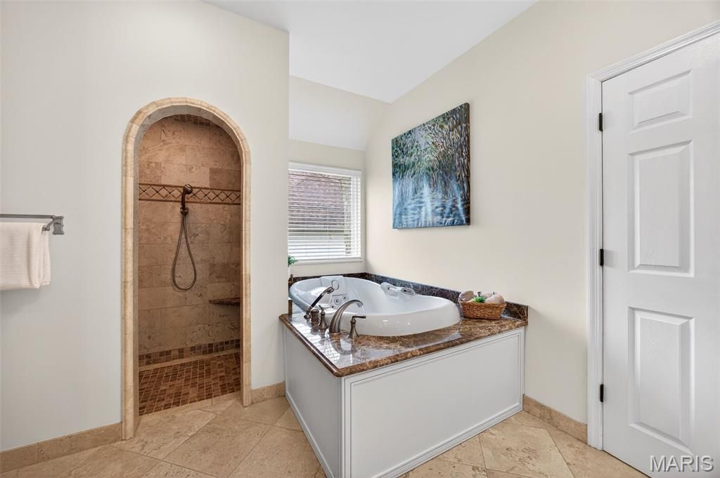 Image 11 of property listing at 11 Regatta Bay Court, Lake St Louis, MO 63367