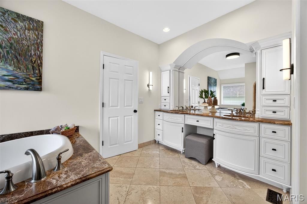 Image 12 of property listing at 11 Regatta Bay Court, Lake St Louis, MO 63367