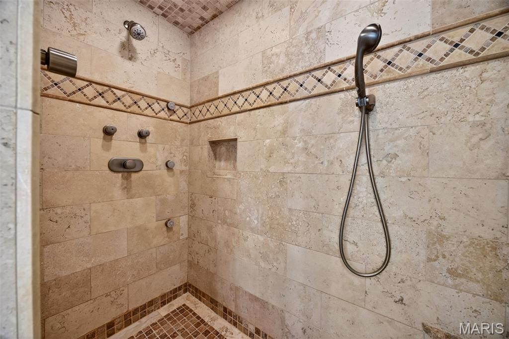 Image 13 of property listing at 11 Regatta Bay Court, Lake St Louis, MO 63367