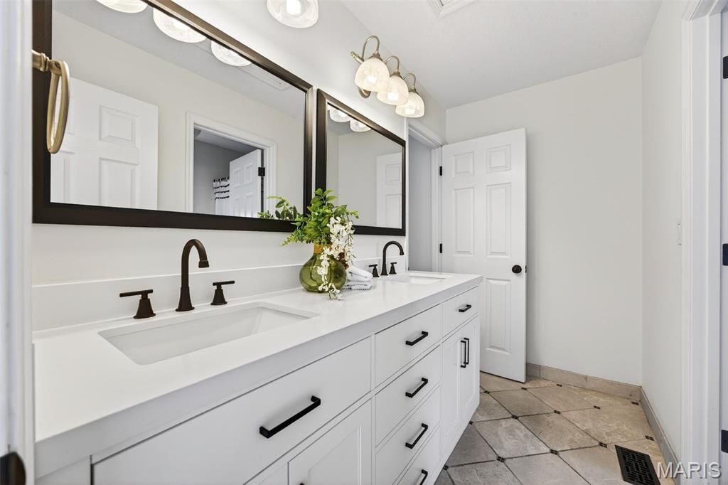 Image 44 of property listing at 11 Regatta Bay Court, Lake St Louis, MO 63367