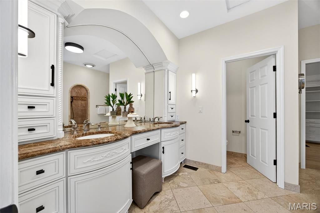 Image 10 of property listing at 11 Regatta Bay Court, Lake St Louis, MO 63367