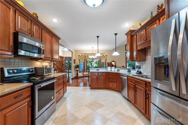 1547 Yellow Rose Court, Fairborn, OH 45324