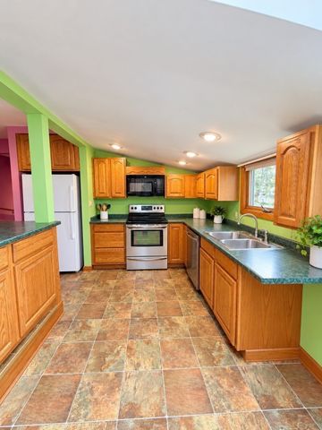 25 Whisper Ln, Fairhaven, MA 02719