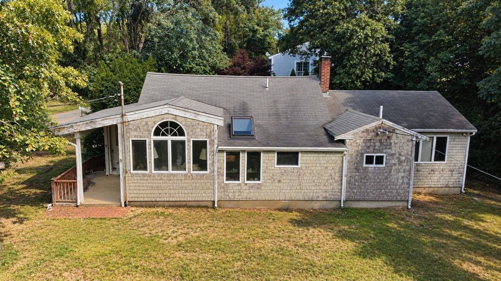 25 Whisper Ln, Fairhaven, MA 02719