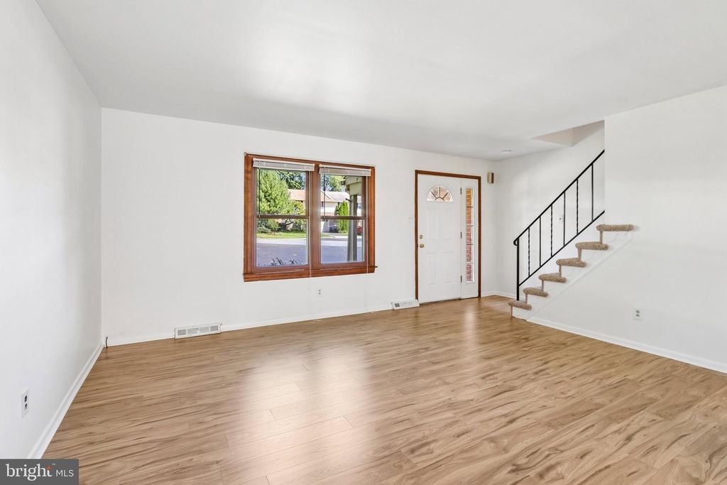 318 LAUREL DR, Collegeville, PA 19426 — photo 2