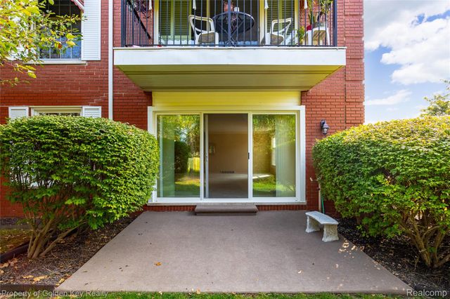 19710 W 13 MILE Road 102, Beverly Hills Village, MI 48025