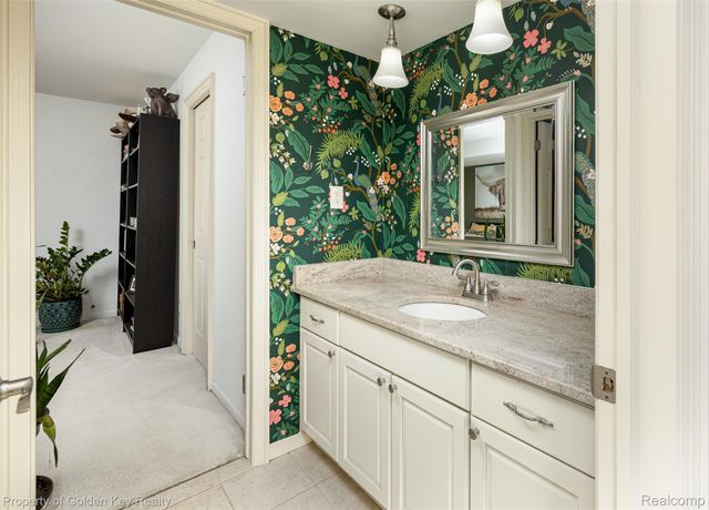 19710 W 13 MILE Road 102, Beverly Hills Village, MI 48025