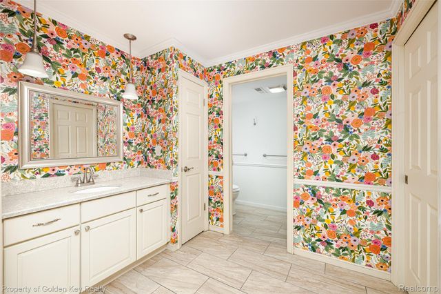 19710 W 13 MILE Road 102, Beverly Hills Village, MI 48025