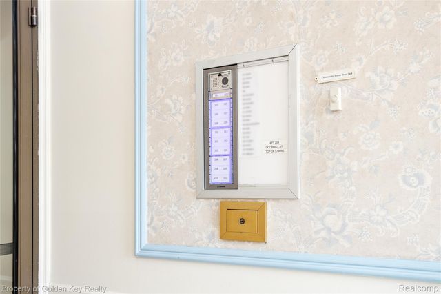 19710 W 13 MILE Road 102, Beverly Hills Village, MI 48025