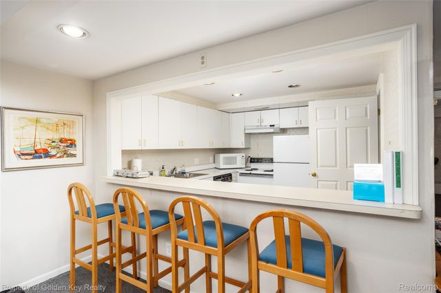 19710 W 13 MILE Road 102, Beverly Hills Village, MI 48025