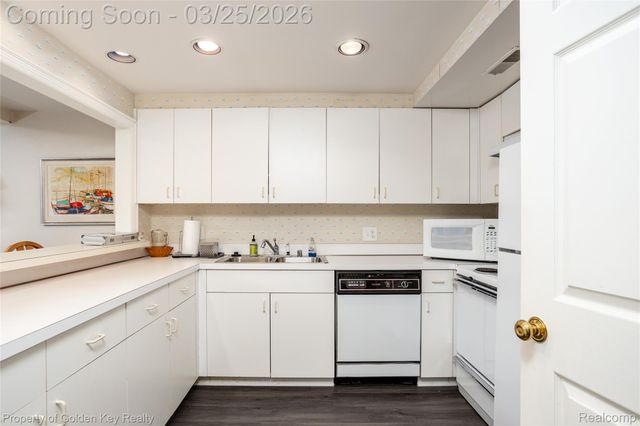 19710 W 13 MILE Road 102, Beverly Hills Village, MI 48025