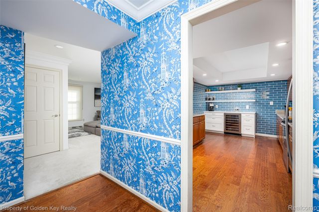 19710 W 13 MILE Road 102, Beverly Hills Village, MI 48025