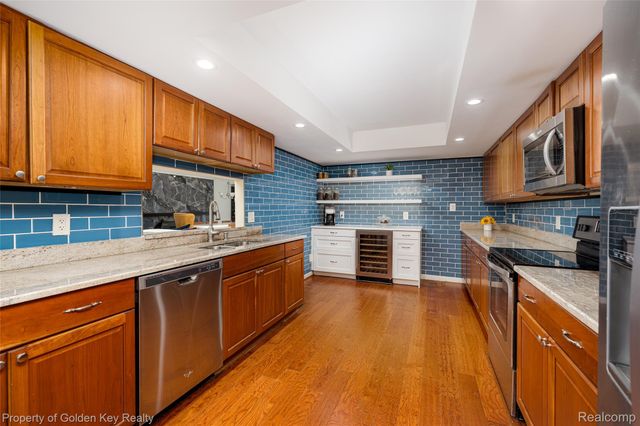 19710 W 13 MILE Road 102, Beverly Hills Village, MI 48025