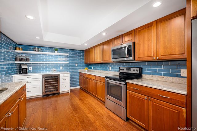 19710 W 13 MILE Road 102, Beverly Hills Village, MI 48025