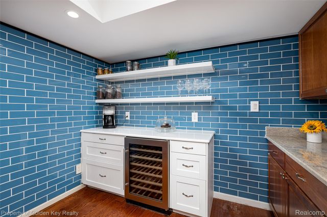 19710 W 13 MILE Road 102, Beverly Hills Village, MI 48025