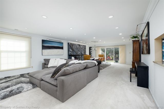 19710 W 13 MILE Road 102, Beverly Hills Village, MI 48025