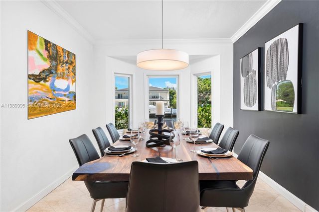 472 Sunset Dr, Hallandale Beach, FL 33009